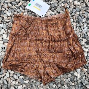 Khaite Hilary shorts in medallion print. NEW sz 2